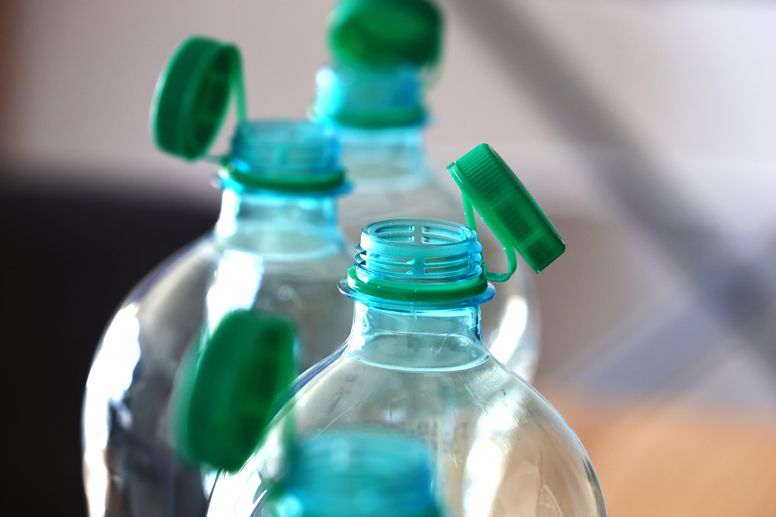 Butelki PET z recyklatu (rPET) – nowe wymagania od 2025 i kluczowe kwestie jakościowe