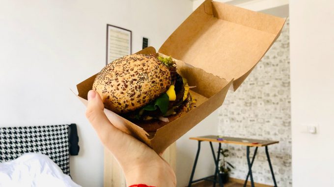 Opakowania dla cateringu - jakie pojemniki wybrać zakładając firmę?